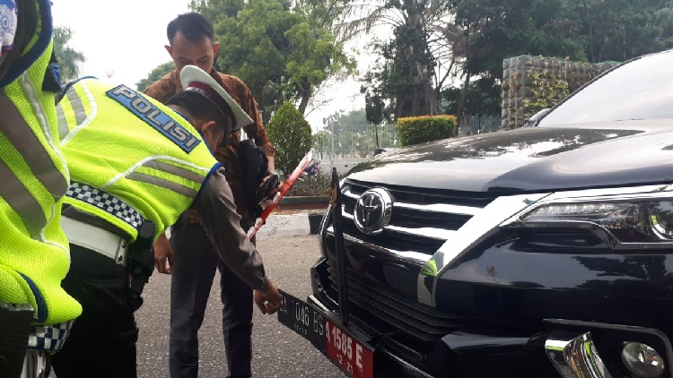 Gunakan 3 Nopol Palsu, Mobil Oknum Anggota Dewan di Sumbar Terjaring Razia